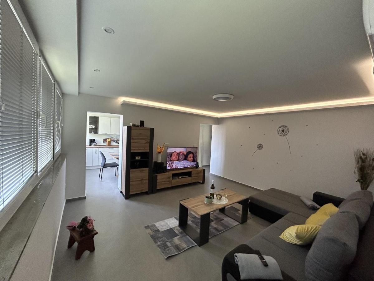 Apartment Toni Ловран Екстер'єр фото