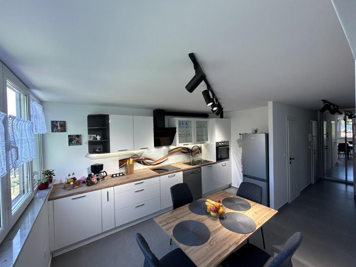 Apartment Toni Ловран Екстер'єр фото